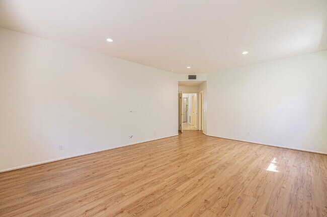 Building Photo - Executive 5-Bedroom Pool Home with Dual Master Suites in Stevenson Ranch