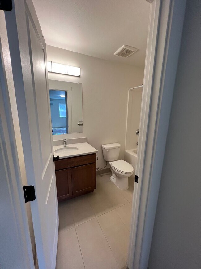 Building Photo - 4.5 Bathrooms ! 4 large bedrooms! Close to CWU