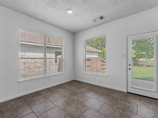 Building Photo - 25553 Oakhurst Forest Dr