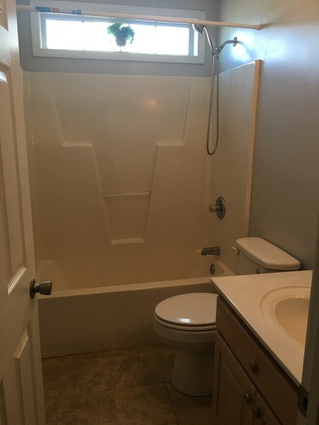 Building Photo - 4 Bedroom 2 Bathroom Home