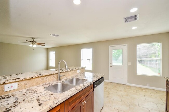 Building Photo - 718 Pine Lodge Dr