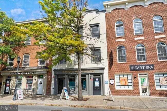 Building Photo - 402 Main St