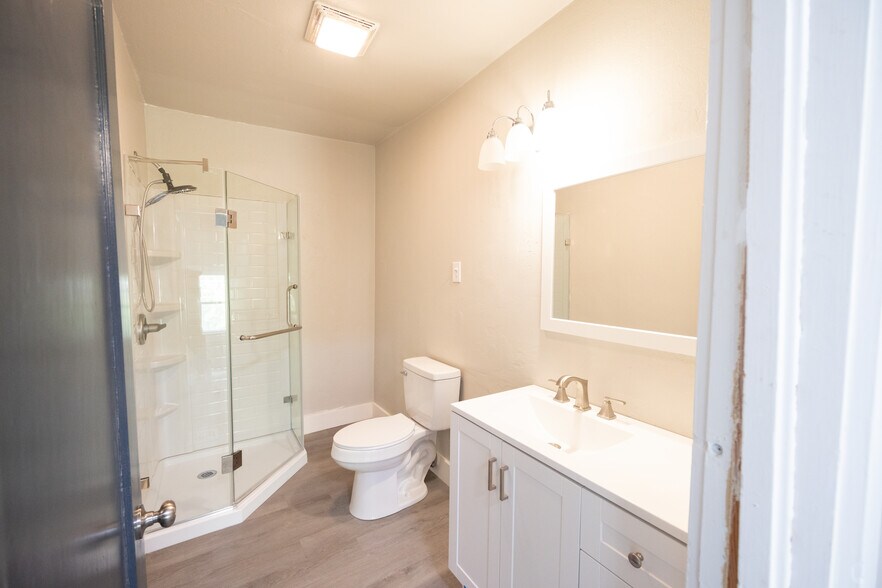 Building Photo - 413 E Hazel Ave