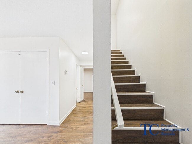 Building Photo - 8 Davidfield Cove