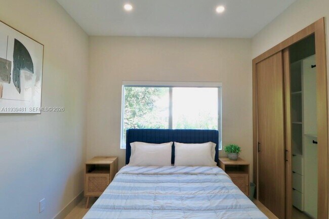 Building Photo - 2975 SW 15th St