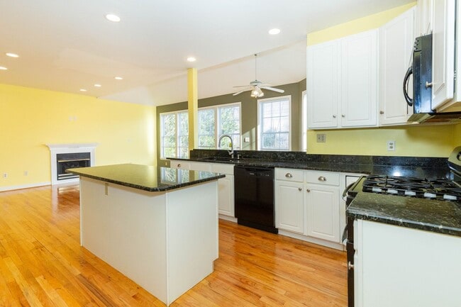 Building Photo - 4 bed, 3.5 bath Single Family Home in Charles Town, WV