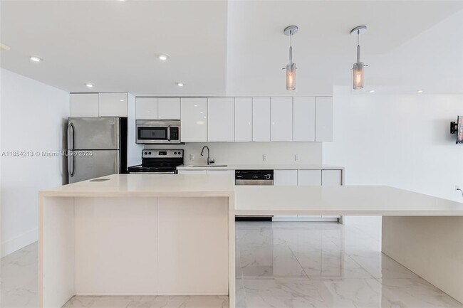 Building Photo - 5701 Collins Ave