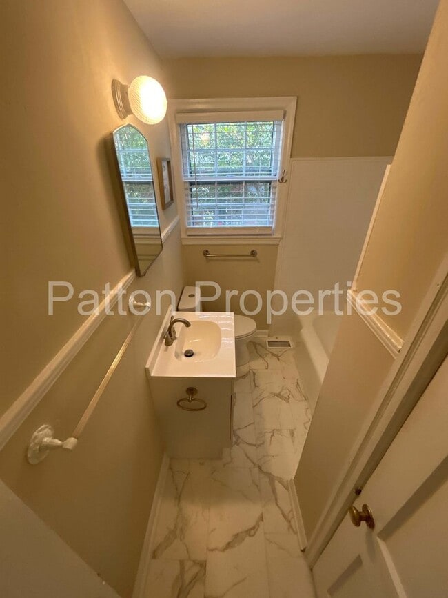 Building Photo - West Columbia Home