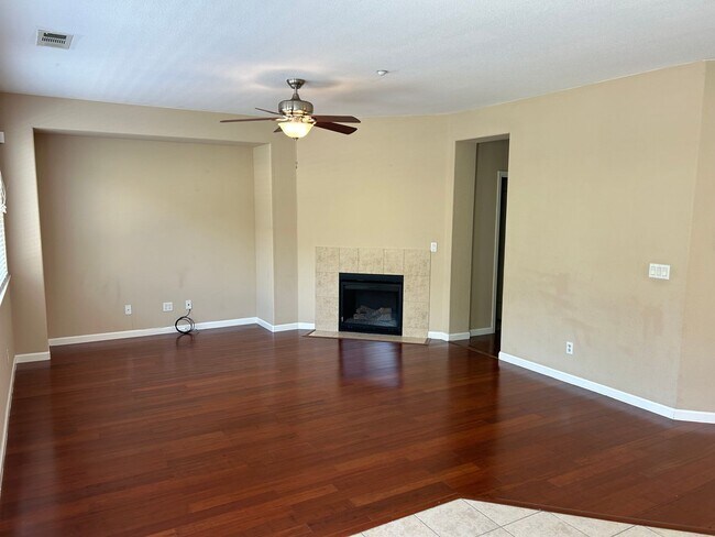 Building Photo - Beautiful 4 Bedroom 3 Bathroom in Quiet Neighborhood with SOLAR