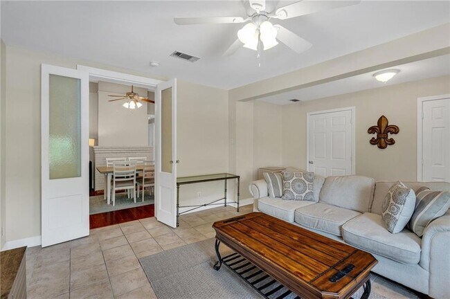 Building Photo - 5705 Prytania St