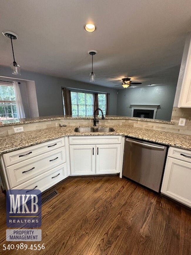 Building Photo - Luxurious 4 Bd/3.5Ba home located in The G...
