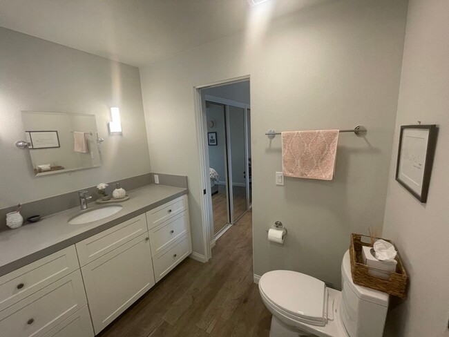 Building Photo - PET FRIENDLY Property! Sunning 1 Bedroom 1...