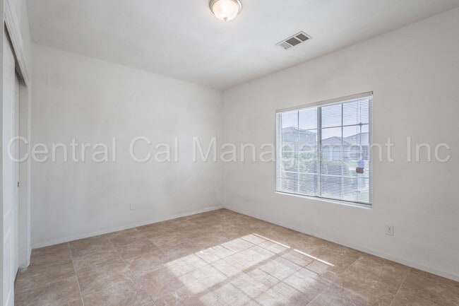 Building Photo - 4 Bedroom, 2 Bath Home - $2450 per month!