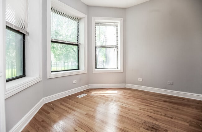 Building Photo - Two Bedroom in Bronzeville!