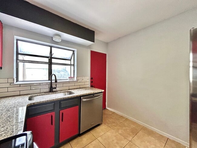 Building Photo - Beautiful 3BR/2BA Two-Level Home with Tall...