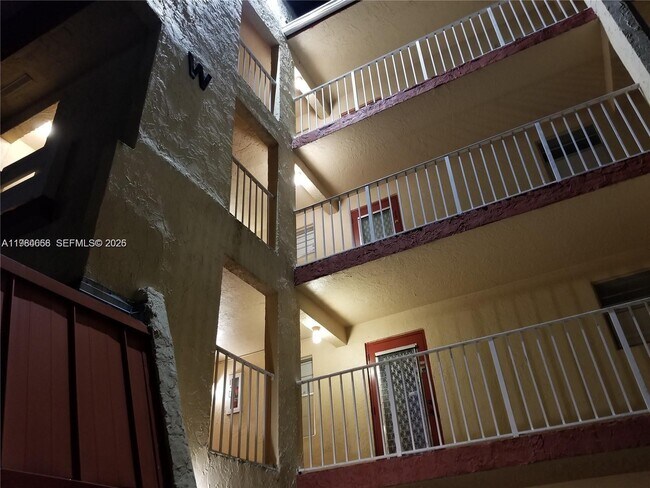 Building Photo - 1035 Country Club Dr