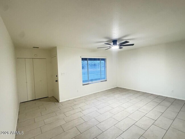 Building Photo - 4816 S Taylor Dr