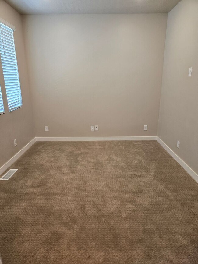 Building Photo - 2422 N Penstemon Wy