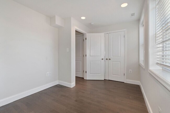 Building Photo - Recently Updated, 2 bed 2 1/2 Bath with Fe...