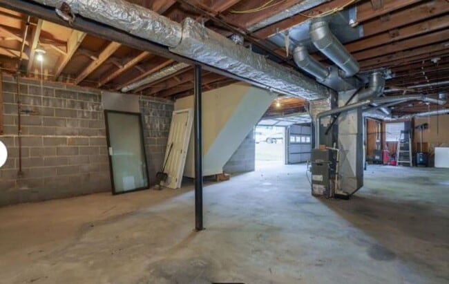 Building Photo - 4 Bed/2 Bath w/ Huge Basement Minutes from...
