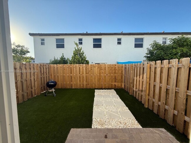 Building Photo - 2894 SE 26th Ter