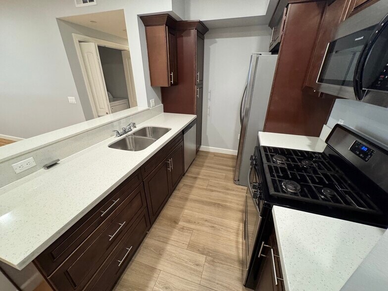 Building Photo - 6718 Sylmar Ave