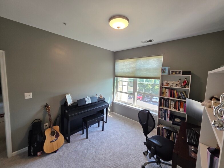 2nd Bedroom - 43300 Marymount Ter