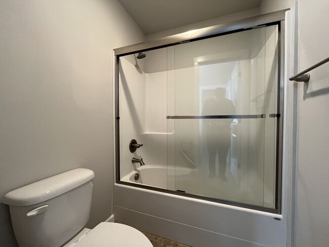 Building Photo - Well-Appointed 4BR/2.5BA Home with Spacious Living Areas & Modern Kitchen