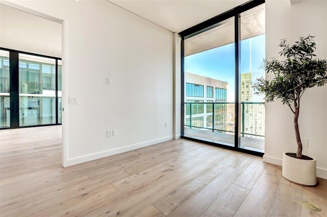 Building Photo - 610 Davis St