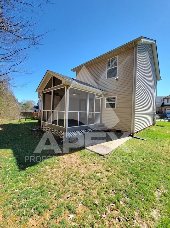 Building Photo - West Knoxville – Beautifully upgraded - 3 Bd/2.5 Single Family Home in Hampton Court Subdivision!!