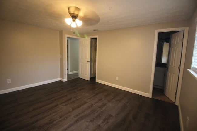 Building Photo - 3915 Oriely Dr E