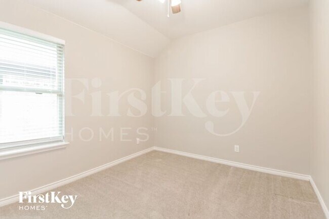 Building Photo - 573 Jamestown Ln