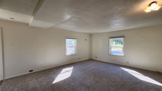 Building Photo - Home on Two Acres with Pets Considered