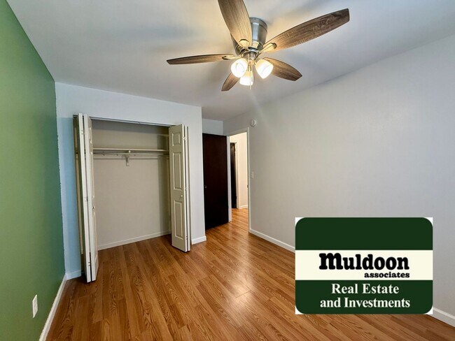 Building Photo - 3 Bedroom Tri Level with Spacious Yard 80918