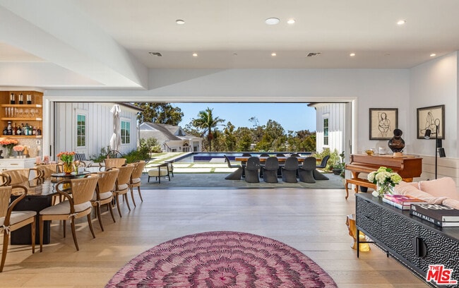 Building Photo - 6671 Dume Dr