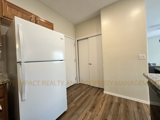 Building Photo - 3780 E Felix Blvd