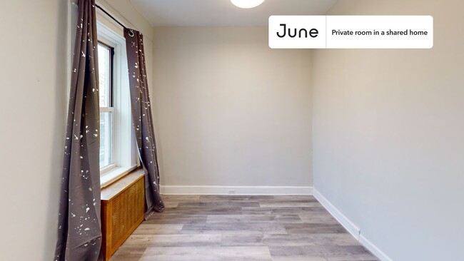 Building Photo - Private bedroom in 3 bed/1 bath Home