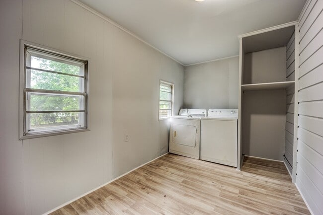 Building Photo - Freshly Updated 2 Bedroom House