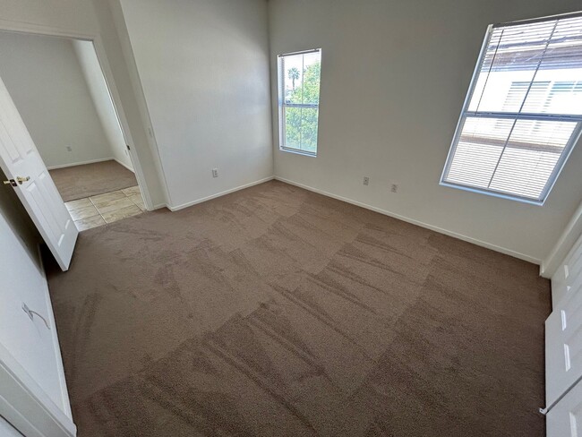 Building Photo - SPACIOUS 2 BEDROOM, 2 BATHROOM UPSTAIRS CO...
