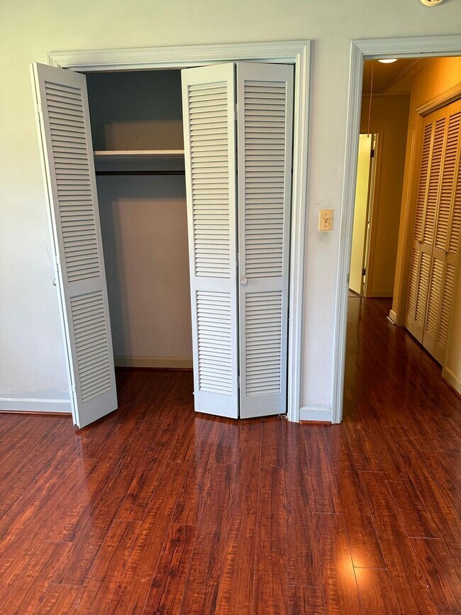 Building Photo - 2 bedroom 3 bath  Mid- Century style home!...