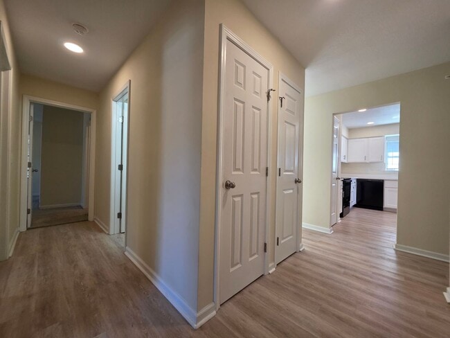 Building Photo - 3 Bedroom, 2 bath home with garage in the Hesse School district!