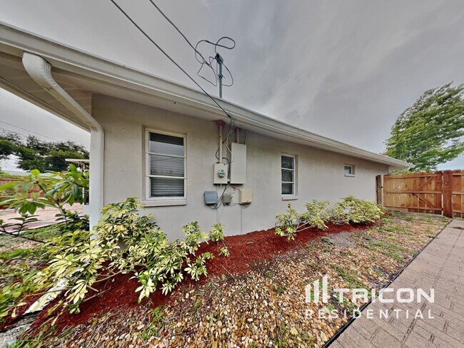 Building Photo - 1761 Banyan Dr