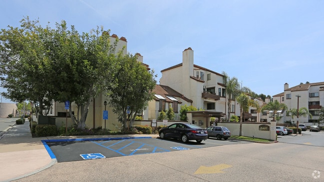 Building Photo - Parkwoods At The Village