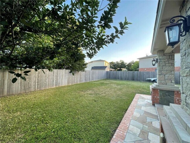 Building Photo - 102 Brentwood Dr