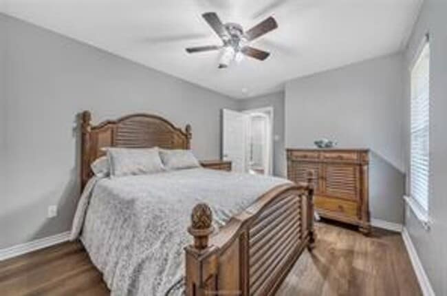 Building Photo - This fantastic 5/3 in Dove Crossing