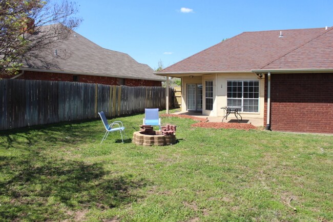 Building Photo - Beautiful home located in Creekwood Addition.