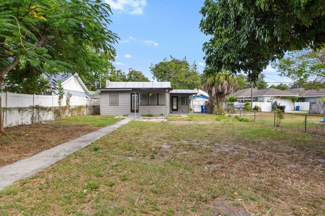 Building Photo - $25 Drive by & Apply for Beds 2 Bath House * Large Living/Dining + Bonus Room and Yard** Move in ...