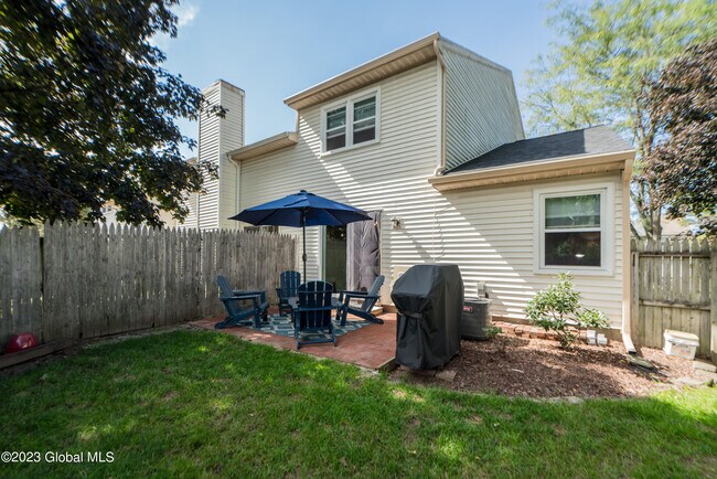 Building Photo - 18 Jaipur Ln