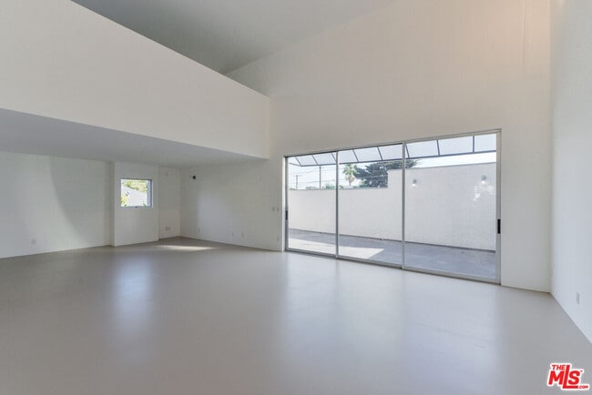 Building Photo - 558 Rose Ave