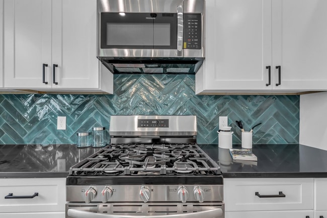 Building Photo - Sleek & Modern 3/2 in Garden Oaks